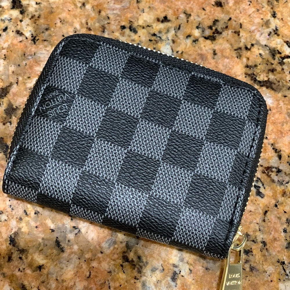 Brand new rare and collectible compacted Louis Vuitton unisex credit card holder - Picture 14 of 17